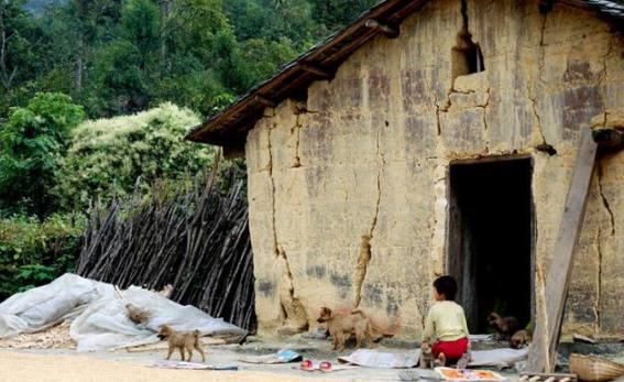 天生带有残疾,父亲将他和母亲抛弃,功成名就后父亲想挽回遭拒绝
