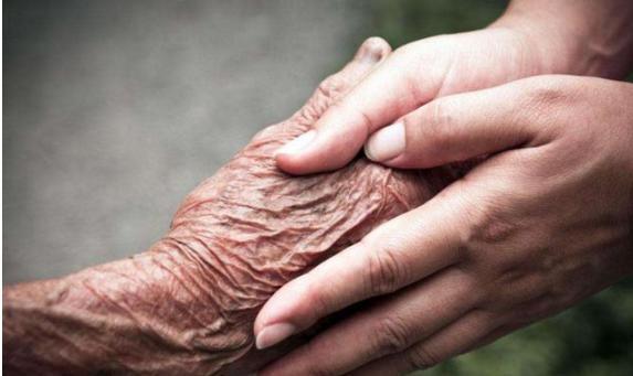 天生带有残疾,父亲将他和母亲抛弃,功成名就后父亲想挽回遭拒绝