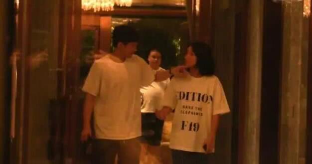 朱丹身体亮红灯?520晒病床照感慨人生,女儿握着她手满脸心疼