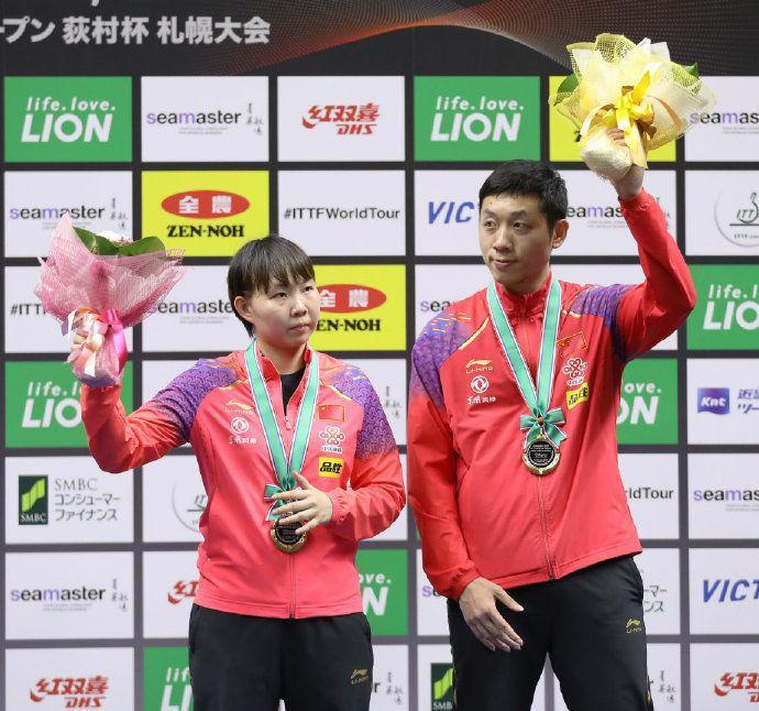 日本公开赛国乒混双夺冠,刘国梁率众人观战,许昕把金牌送给陈梦