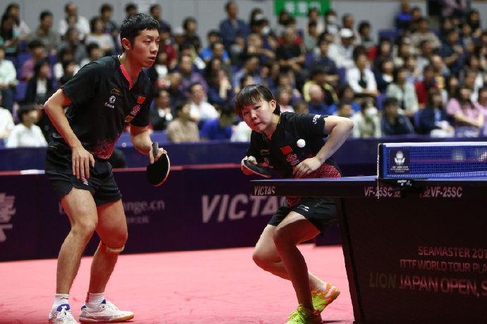 日本公开赛国乒混双夺冠,刘国梁率众人观战,许昕把金牌送给陈梦