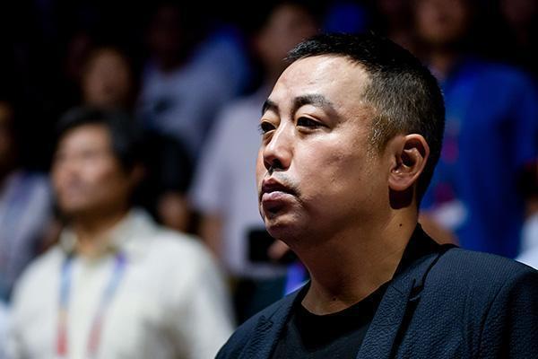 日本公开赛国乒混双夺冠,刘国梁率众人观战,许昕把金牌送给陈梦