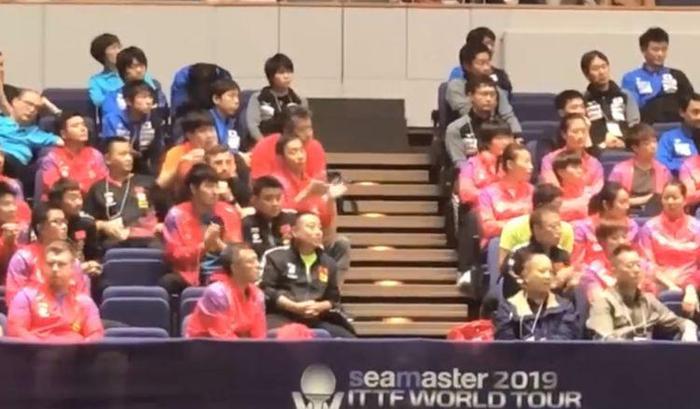 日本公开赛国乒混双夺冠,刘国梁率众人观战,许昕把金牌送给陈梦