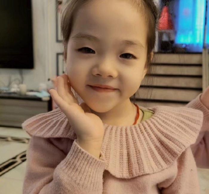 杨云晒孩子日常走红,双胞胎女儿越长越漂亮,一个像爸一个像妈!