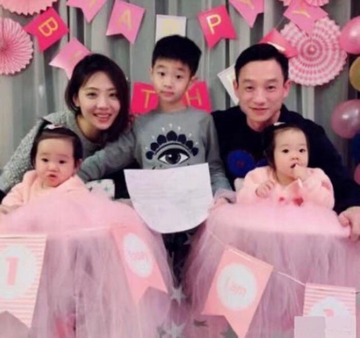 杨云晒孩子日常走红,双胞胎女儿越长越漂亮,一个像爸一个像妈!