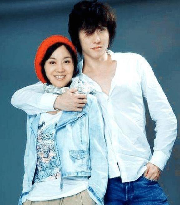 49岁闫妮状态:离婚16年后,她仍与前夫有联系