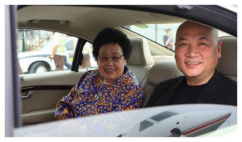 “唐僧”迟重瑞79岁妻子近照曝光,结婚30年恩爱如初