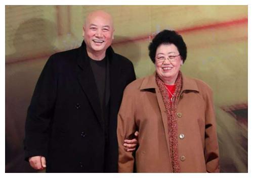 “唐僧”迟重瑞79岁妻子近照曝光,结婚30年恩爱如初