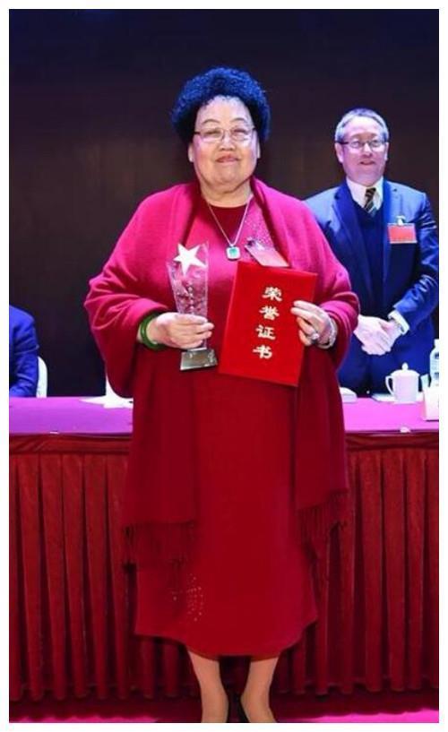 “唐僧”迟重瑞79岁妻子近照曝光,结婚30年恩爱如初