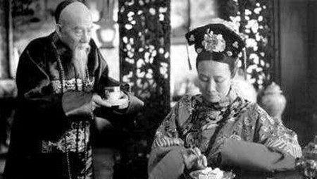 上联“琵琶琴瑟八大王,王王在上”,李鸿章的下联让洋人哑口无言