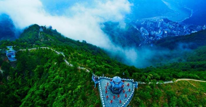 陕西有一个县,三面被湖北包围,县城沿汉江依山而建,名字叫白河