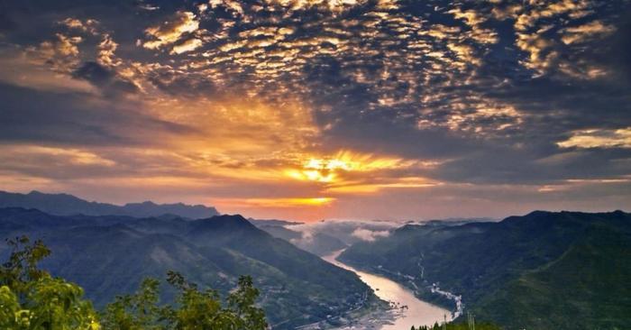 陕西有一个县,三面被湖北包围,县城沿汉江依山而建,名字叫白河