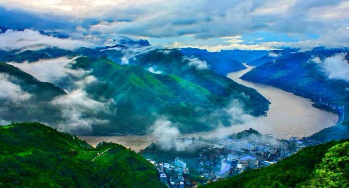 陕西有一个县,三面被湖北包围,县城沿汉江依山而建,名字叫白河