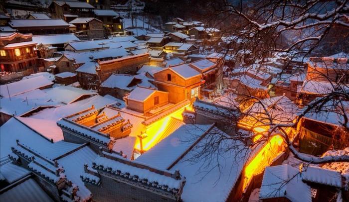 陕西有一个县,三面被湖北包围,县城沿汉江依山而建,名字叫白河