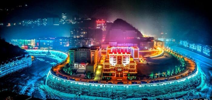 陕西有一个县,三面被湖北包围,县城沿汉江依山而建,名字叫白河