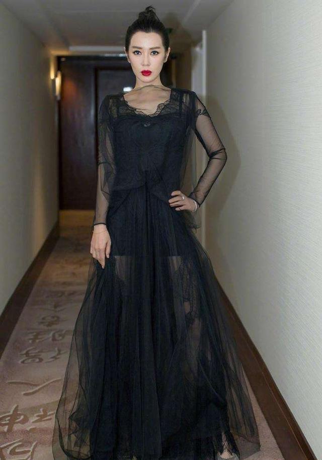 余男穿一条开叉裙直接开到腰,网友:鼻血在流,血槽已空