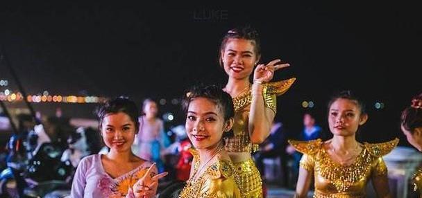 越南美女真实的夜生活,开放到对陌生的中国游客投怀送抱