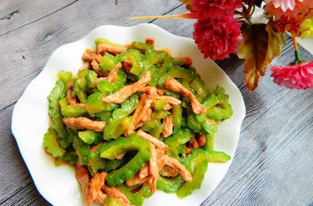 苦瓜炒肉，这么做不仅不苦，味道还特别的鲜美，赶快试一试吧