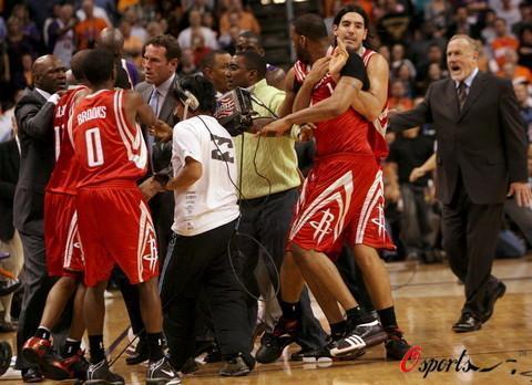 奥尼尔和姚明打架, 麦迪那眼神就像一团火!!