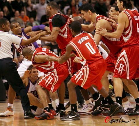 奥尼尔和姚明打架, 麦迪那眼神就像一团火!!