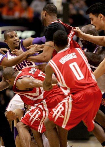 奥尼尔和姚明打架, 麦迪那眼神就像一团火!!