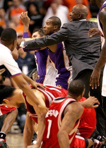 奥尼尔和姚明打架, 麦迪那眼神就像一团火!!