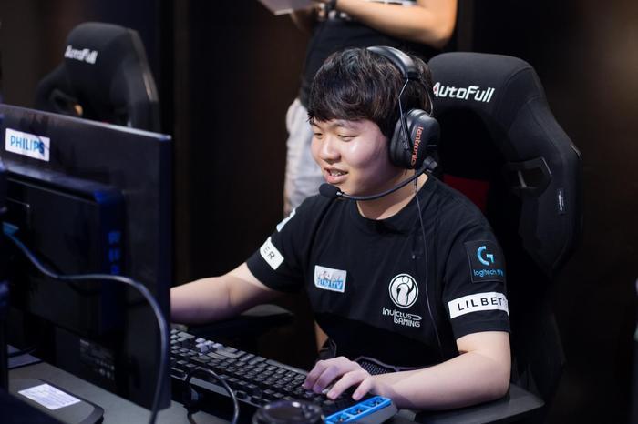 iG强势翻盘SKT，巨大压力给到RNG，网友：第一AD？bang是真混