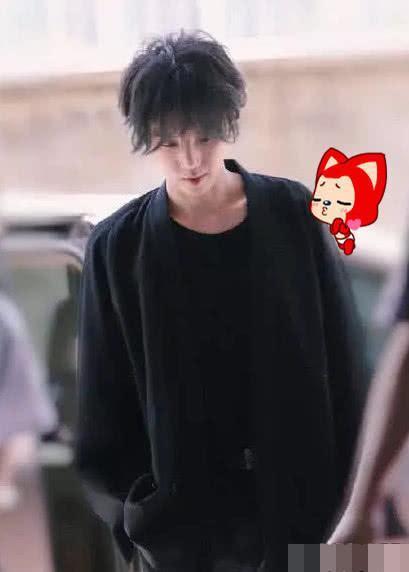 继黄子韬走“日系风”，华晨宇紧随其后，化身“撕漫男”帅到窒息