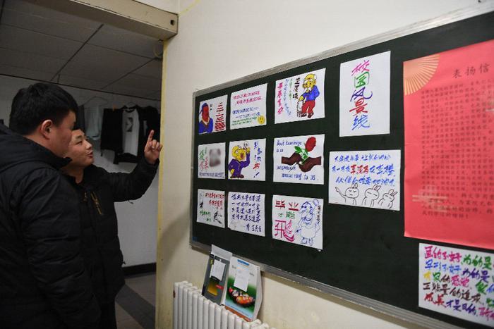 宿管大爷手绘励志暖心“表情包”