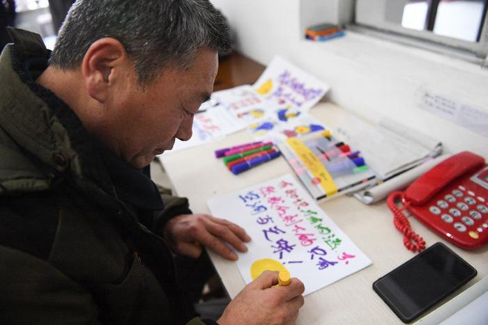 宿管大爷手绘励志暖心“表情包”