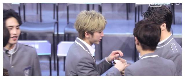 左叶被淘汰，蔡徐坤当场落泪看到你哭我也要哭了