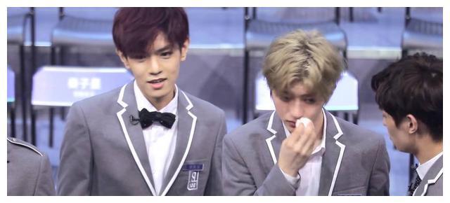 左叶被淘汰，蔡徐坤当场落泪看到你哭我也要哭了