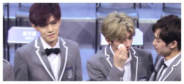 左叶被淘汰，蔡徐坤当场落泪看到你哭我也要哭了