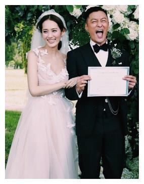 余文乐娇妻王棠云婚后回应这句话,网友:疑似有身孕