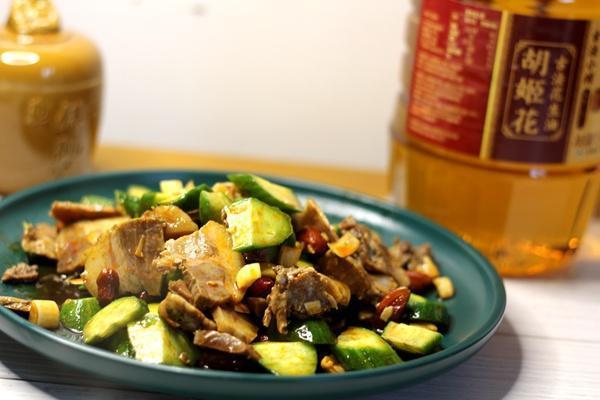猪头肉拌黄瓜 夏天深夜下酒小凉菜 黄瓜脆嫩猪头肉酥烂