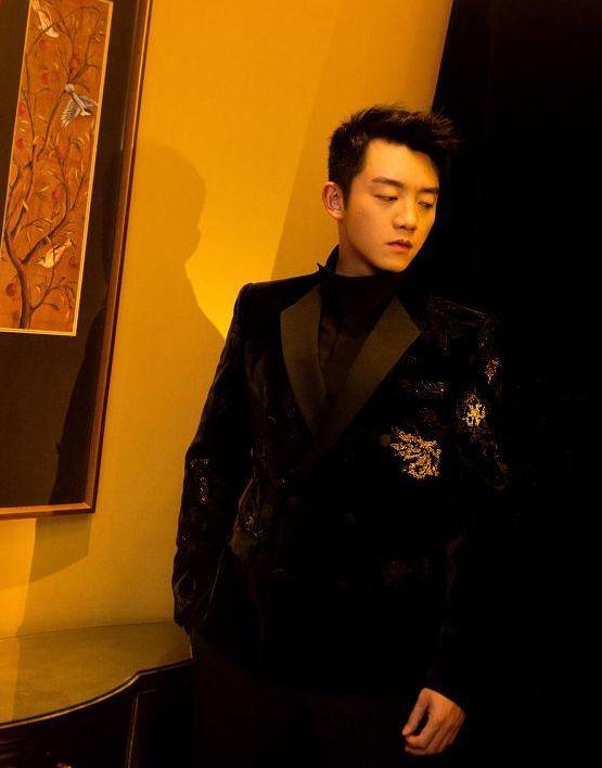 娱乐资讯:郑恺晒“睡不醒大片系列”照片