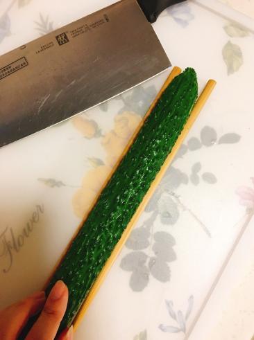 蓑衣黄瓜不难做，一个小技巧让你切出精湛的刀法！