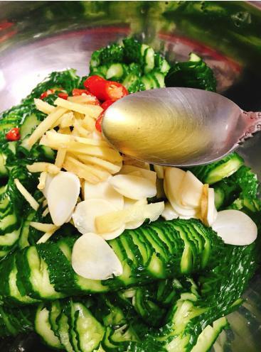 蓑衣黄瓜不难做，一个小技巧让你切出精湛的刀法！