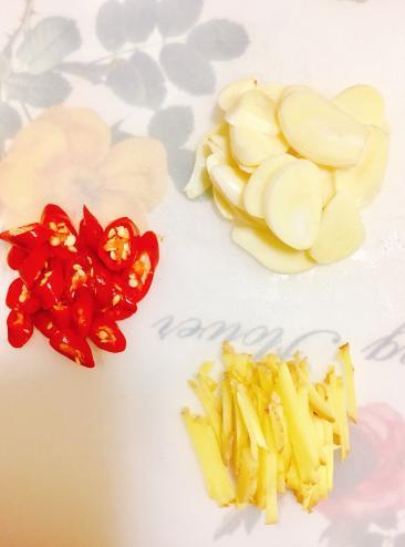 蓑衣黄瓜不难做，一个小技巧让你切出精湛的刀法！