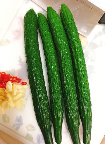 蓑衣黄瓜不难做，一个小技巧让你切出精湛的刀法！