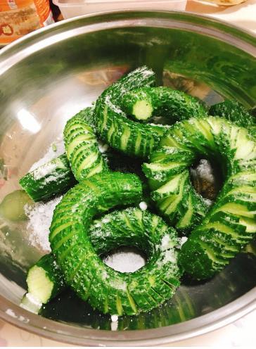 蓑衣黄瓜不难做，一个小技巧让你切出精湛的刀法！