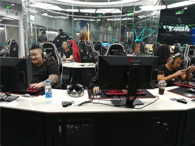 大哥A+的电竞馆开业了，你们带身份证了吗？