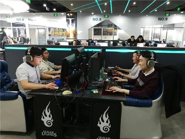 大哥A+的电竞馆开业了，你们带身份证了吗？