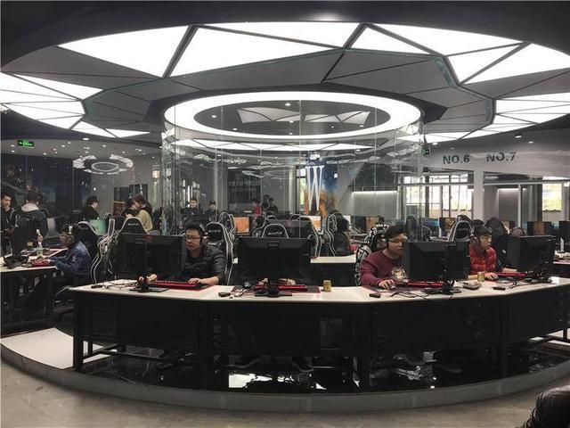 大哥A+的电竞馆开业了，你们带身份证了吗？