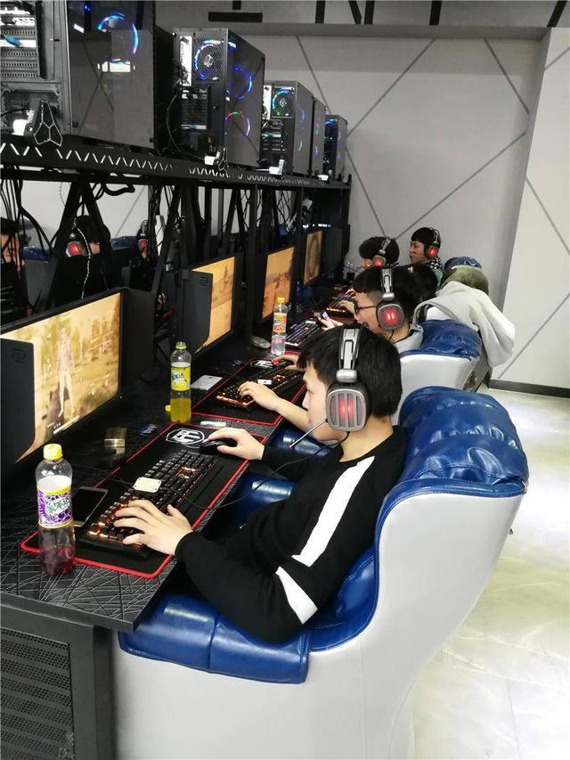 大哥A+的电竞馆开业了，你们带身份证了吗？