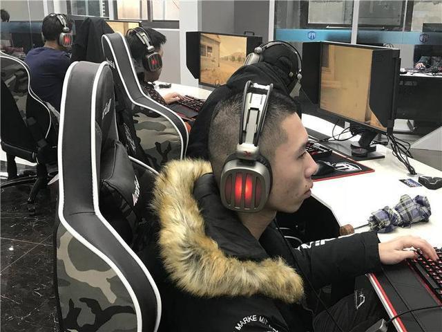 大哥A+的电竞馆开业了，你们带身份证了吗？