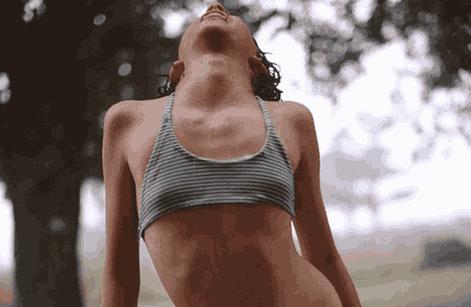 胸小女生和胸大女生穿一样的衣服, 为啥差别那么大? 真扎心!