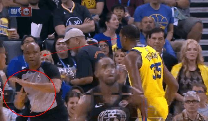 复出之战演砸了！杜兰特脾气真大，3秒钟连吃2T被驱逐出场