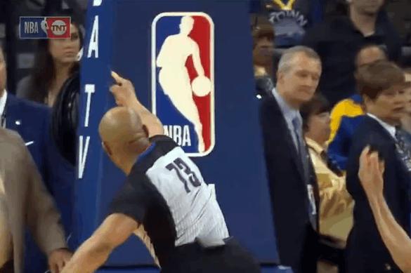 复出之战演砸了！杜兰特脾气真大，3秒钟连吃2T被驱逐出场