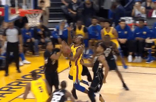 复出之战演砸了！杜兰特脾气真大，3秒钟连吃2T被驱逐出场